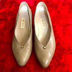 Authentic Gucci Brown Leather pumps, 2” heels, size 8B